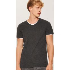 T-shirt z kontrastowym wykończeniem - Szary. Szare t-shirty męskie marki House, l, z kontrastowym kołnierzykiem. Za 35,99 zł.