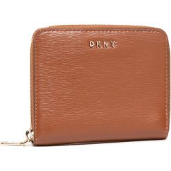 Mały Portfel Damski DKNY - Bryant-Sm Zip Around R8313656 Caramel 237. Pomarańczowe portfele damskie DKNY, bez wzorów, ze skóry. Za 439,00 zł.