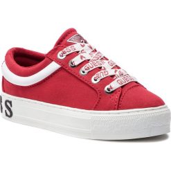 Tenisówki GUESS - FL5LY4 FAB12 RED. Czerwone półbuty damskie Guess, z aplikacjami, z gumy, bez zapięcia. W wyprzedaży za 339,00 zł.