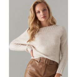 Sweter z prostym dekoltem - Beżowy. Brązowe swetry damskie Mohito, s, bez wzorów, bez rękawów, bez kaptura. Za 99,99 zł.