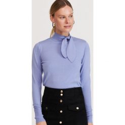 Sweter z wiązaną stójką - Niebieski. Niebieskie swetry damskie Reserved, s. W wyprzedaży za 29,99 zł.