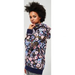 Bluza w kwiaty z kapturem. Niebieskie bluzy damskie Moodo, s, w kwiaty, z bawełny, z długim rękawem, długie, z kapturem. Za 109,99 zł.