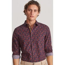 Koszula slim fit w drobne kwiaty - Czerwony. Czerwone koszule męskie Reserved, s, w kwiaty, bez kołnierzyka, bez rękawów. W wyprzedaży za 49,99 zł.