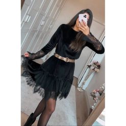 Sukienka ARDISA. Czarne sukienki damskie IVET, bez wzorów, z koronki, eleganckie, bez kołnierzyka, z krótkim rękawem, krótkie, mini. W wyprzedaży za 69,00 zł.