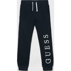 Guess Jeans - Spodnie dziecięce 118-175 cm. Szare spodnie chłopięce Guess Jeans, z aplikacjami, z elastanu, casualowe. W wyprzedaży za 159,90 zł.