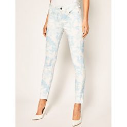 Jegginsy Guess W02A03 WCRR1. Niebieskie jeansy damskie Guess. Za 519,00 zł.