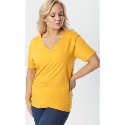 Żółty T-shirt Genilin. Żółte bluzki damskie Born2be, na co dzień, xl, bez wzorów, z dzianiny, klasyczne, z klasycznym kołnierzykiem, z krótkim rękawem. Za 29,99 zł.