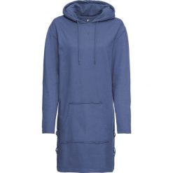 Sukienka dresowa bonprix jasny indygo. Niebieskie sukienki damskie bonprix, bez wzorów, z dresówki, z kapturem, bez rękawów. Za 69,99 zł.