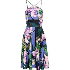 Sukienka w kwiaty bonprix niebiesko-zielony kolorowy. Niebieskie sukienki damskie bonprix, z nadrukiem, bez kołnierzyka, bez rękawów, rozkloszowane. Za 124,99 zł.