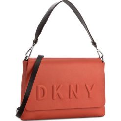 Torebka DKNY - Debossed Logo R461540602 Orangle/Black. Pomarańczowe listonoszki damskie DKNY, bez wzorów, ze skóry, bez dodatków. W wyprzedaży za 599,00 zł.