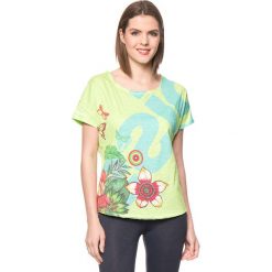 Koszulka w kolorze zielonym ze wzorem. Zielone bluzki sportowe damskie marki Desigual Sport, m. W wyprzedaży za 130,95 zł.