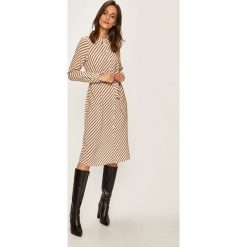 Vero Moda - Sukienka. Białe sukienki damskie Vero Moda, na co dzień, s, w paski, z poliesteru, casualowe, bez kołnierzyka, z długim rękawem, długie, mini, proste. W wyprzedaży za 99,90 zł.