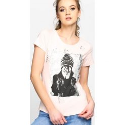 Różowy T-shirt Agrapha. Różowe bluzki damskie Born2be, s, z aplikacjami, z okrągłym kołnierzem, z krótkim rękawem. Za 59,99 zł.