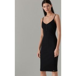 Midi sukienka bodycon - Czarny. Czarne sukienki damskie marki Mohito, s, bez wzorów, bez kołnierzyka, bez rękawów, midi, bodycon. Za 69,99 zł.