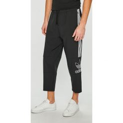 Adidas Originals - Spodnie. Czarne spodnie męskie adidas Originals, na co dzień, xl, bez wzorów, z poliesteru, casualowe. W wyprzedaży za 199,90 zł.