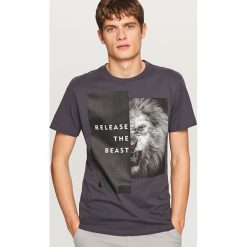 T-shirty męskie: T-shirt z nadrukiem lub aplikacją – Szary