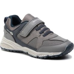 Sneakersy GEOX - J Bernie B J9411B 0BUCE C9AF4 S Anthracite/Navy. Szare trampki chłopięce Geox, bez wzorów, ze skóry ekologicznej, na rzepy. W wyprzedaży za 149,00 zł.