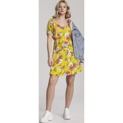 Żółta Sukienka Maryrina. Żółte sukienki damskie Renee, s, bez wzorów, bez kołnierzyka, bez rękawów, mini. W wyprzedaży za 54,99 zł.