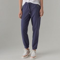 Spodnie jogger fit z lyocellu - Granatowy. Niebieskie spodnie damskie marki Mohito, z lyocellu. Za 99,99 zł.