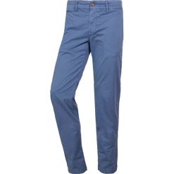7 for all mankind EXTRA SLIM CHINO Chinosy blue grey. Niebieskie chinosy męskie marki 7 for all mankind, z elastanu. W wyprzedaży za 371,60 zł.