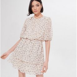 Mini sukienka w kwiaty - Kremowy. Białe sukienki damskie Mohito, w kwiaty, bez kołnierzyka, bez rękawów, mini. Za 159,99 zł.