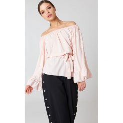 Bluzki asymetryczne: Boohoo Bluzka zdobiona falbankami i perłami - Pink