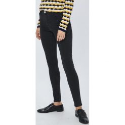 Review - Jeansy. Czarne jeansy damskie skinny marki Review, z elastanu, z podwyższonym stanem. W wyprzedaży za 129,90 zł.