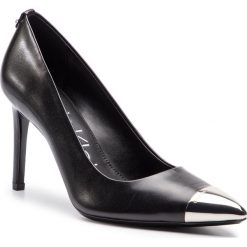 Szpilki CALVIN KLEIN - Ramaris E8930 Black. Czarne półbuty damskie Calvin Klein, z aplikacjami, ze skóry, bez obcasa, na obcasie, bez zapięcia. Za 699,00 zł.