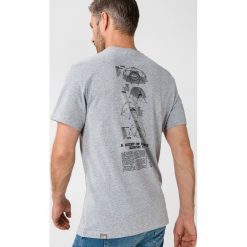 The North Face Koszulka Szary. Szare podkoszulki męskie The North Face, m, z haftami, z bawełny, z krótkim rękawem. Za 152,95 zł.