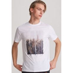T-shirt z fotograficznym nadrukiem - Biały. Białe t-shirty męskie Reserved, s, z nadrukiem, bez kołnierzyka. Za 39,99 zł.