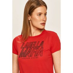 LaBellaMafia - T-shirt. Czerwone topy damskie LABELLAMAFIA, s, z nadrukiem, z dzianiny, z okrągłym kołnierzem. Za 99,90 zł.
