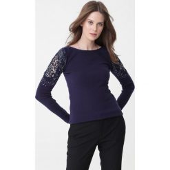 Granatowy Sweter Kyla. Niebieskie swetry dziewczęce Born2be, bez wzorów, z koronki, z okrągłym kołnierzem, z długim rękawem, długie, bez kaptura. Za 79,99 zł.