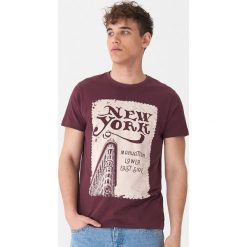 T-shirt z nadrukiem New York - Bordowy. Czerwone t-shirty męskie House, s, z nadrukiem, bez kołnierzyka. Za 39,99 zł.
