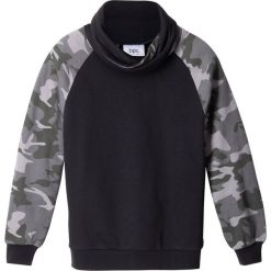 Bluza z modnym kołnierzem bonprix czarny wzorzysty. Czarne bluzy chłopięce bonprix, moro, bez rękawów, bez kaptura. Za 59,99 zł.