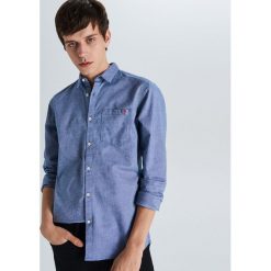 Koszula slim z kieszenią - Niebieski. Niebieskie koszule męskie Cropp, s. W wyprzedaży za 39,99 zł.