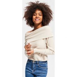 Sweter z szerokim golfem - Kremowy. Białe golfy damskie marki Reserved, s. Za 79,99 zł.