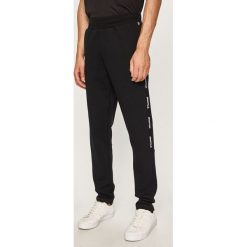 Hummel - Spodnie. Czarne spodnie męskie Hummel, s, bez wzorów, z bawełny, sportowe. W wyprzedaży za 199,90 zł.