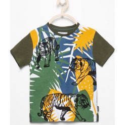 T-shirt z egzotycznym nadrukiem - Biały. Białe t-shirty męskie Reserved, s, z nadrukiem, bez kołnierzyka. Za 49,99 zł.