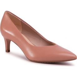 Szpilki CLARKS - Laina55 Court 261488894 Praline Leather. Różowe półbuty damskie Clarks, bez wzorów, ze skóry, eleganckie, bez obcasa, na obcasie, bez zapięcia. W wyprzedaży za 349,00 zł.