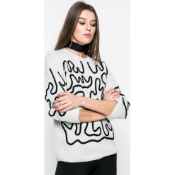 Answear - Sweter. Białe swetry damskie ANSWEAR, s, bez wzorów, z poliesteru, z krótkim rękawem, krótkie, bez kaptura. W wyprzedaży za 59,90 zł.