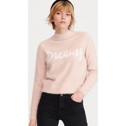 Sweter z napisem - Różowy. Różowe swetry damskie Reserved, s, z napisami, bez rękawów, bez kaptura. W wyprzedaży za 39,99 zł.