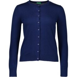 Kardigan w kolorze granatowym. Niebieskie kardigany damskie Benetton, xs, bez wzorów, bez rękawów, bez kaptura. W wyprzedaży za 52,95 zł.