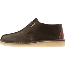 Clarks Originals DESERT TREK Sznurowane obuwie sportowe dark green. Zielone buty sportowe męskie marki Clarks Originals, ze skóry, na sznurówki. Za 589,00 zł.