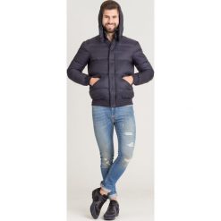 KURTKA PUCHOWA EMPORIO ARMANI. Niebieskie płaszcze męskie Emporio Armani, m, z nadrukiem, z puchu, z kapturem. Za 884,50 zł.