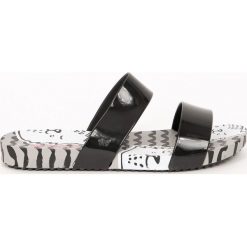 Zaxy - Klapki. Czarne klapki damskie Zaxy, bez wzorów, z materiału, bez obcasa. W wyprzedaży za 69,90 zł.