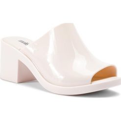 Klapki MELISSA - Mule II Ad 32421 Beige/White 01664. Brązowe klapki damskie Melissa, bez wzorów, z tworzywa sztucznego, bez obcasa, na obcasie. W wyprzedaży za 249,00 zł.