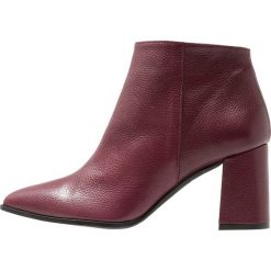 Paco Gil CLAIRE Ankle boot rasin. Czerwone botki damskie marki Paco Gil, ze skóry, bez obcasa, bez zapięcia. Za 969,00 zł.