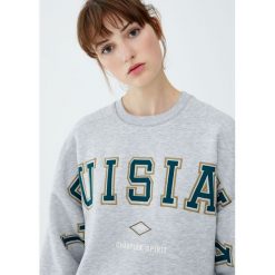 Bluza college z napisem. Szare bluzy damskie Pull&Bear, z napisami, bez rękawów, bez kaptura. Za 89,90 zł.