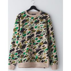 Bluza z motywem kamuflażu - Beżowy. Brązowe bluzy męskie Cropp, s, bez wzorów, bez kołnierzyka, bez rękawów, bez kaptura. Za 79,99 zł.