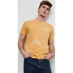 T-shirt z nadrukiem - Żółty. Żółte t-shirty męskie Reserved, s, z nadrukiem, bez kołnierzyka. Za 49,99 zł.